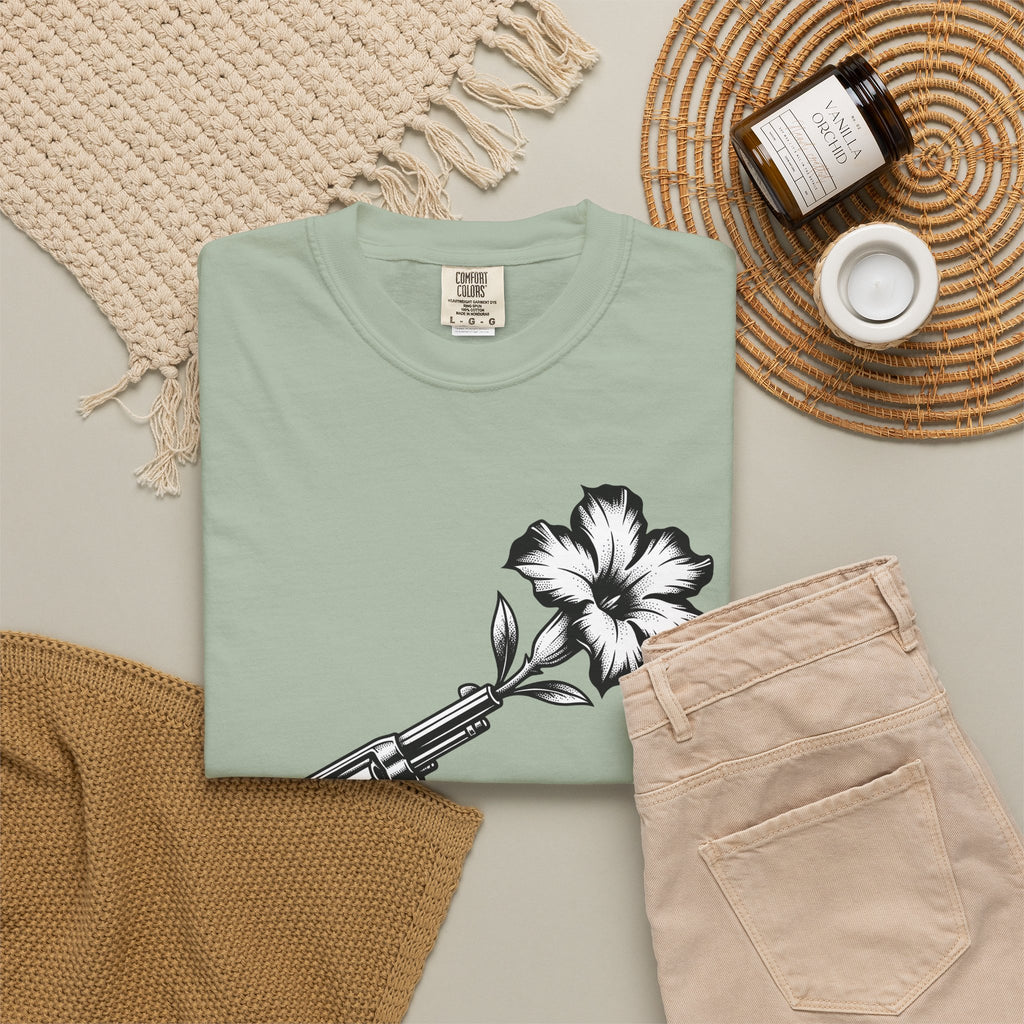Revolver Flower T-Shirt Cowgirl Western Gift Women Tattoo T-Shirt Gunflower T-Shirt Rodeo Fan Traditional T-Shirt Country Graphic Vintage Hibiscus