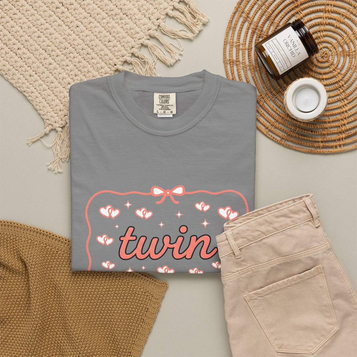 Romantic Motif T-Shirt Moms Kin Gift Women Playful T-Shirt Love T-Shirt Motherhood Fan Whimsical T-Shirt Family Graphic Outline Knot T-Shirt