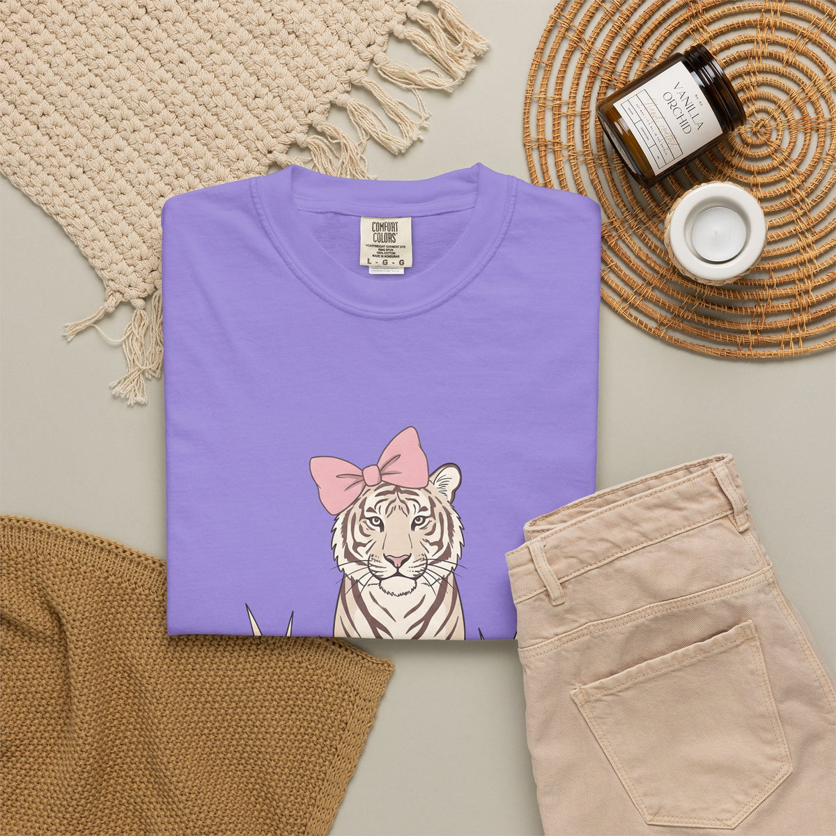 Tiger Bow Cute Animal Gift Minimalist Ribbon Adorable Fan Simple Wildlife Hand Drawn Grass T-Shirt