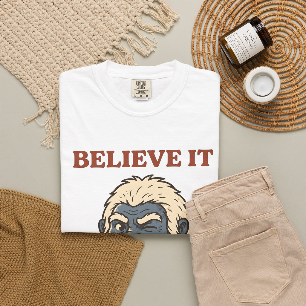 Abominable Snowman Face T-Shirt Christmas Jokes Gift Women Comic T-Shirt Yeti T-Shirt Xmas Fan Cartoon T-Shirt Pun Graphic Retro Holiday Lights