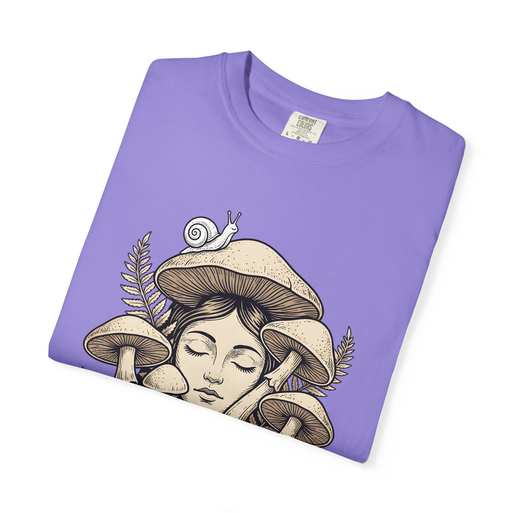 Mushroom Woman T-Shirt Boho Chic Nature Gift Women Line Art T-Shirt Fungus T-Shirt Hippie Fan Minimalist T-Shirt Earth Graphic Vintage Snail T-Shirt