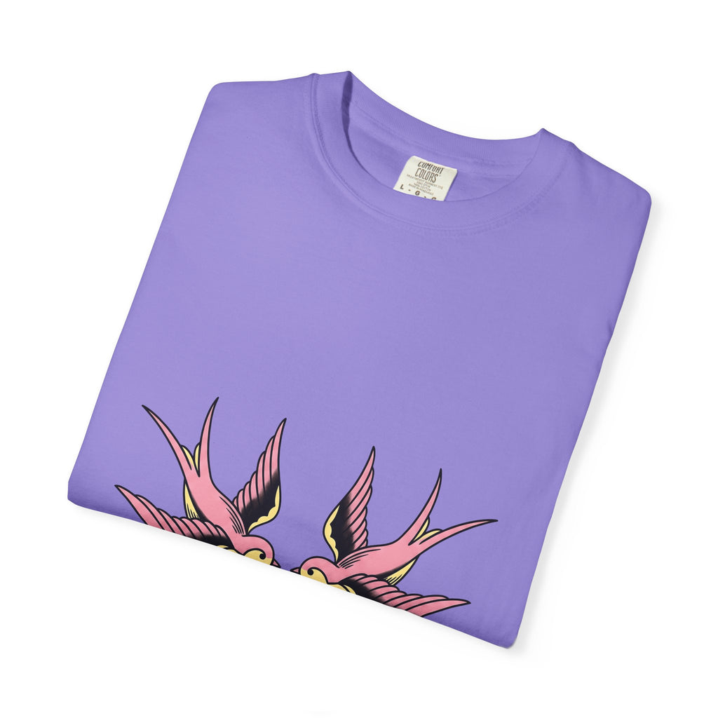 Swallow Birds T-Shirt Cute Wildlife Gift Women Old School T-Shirt Swallows T-Shirt Adorable Fan Vintage T-Shirt Animal Graphic Retro Wings T-Shirt