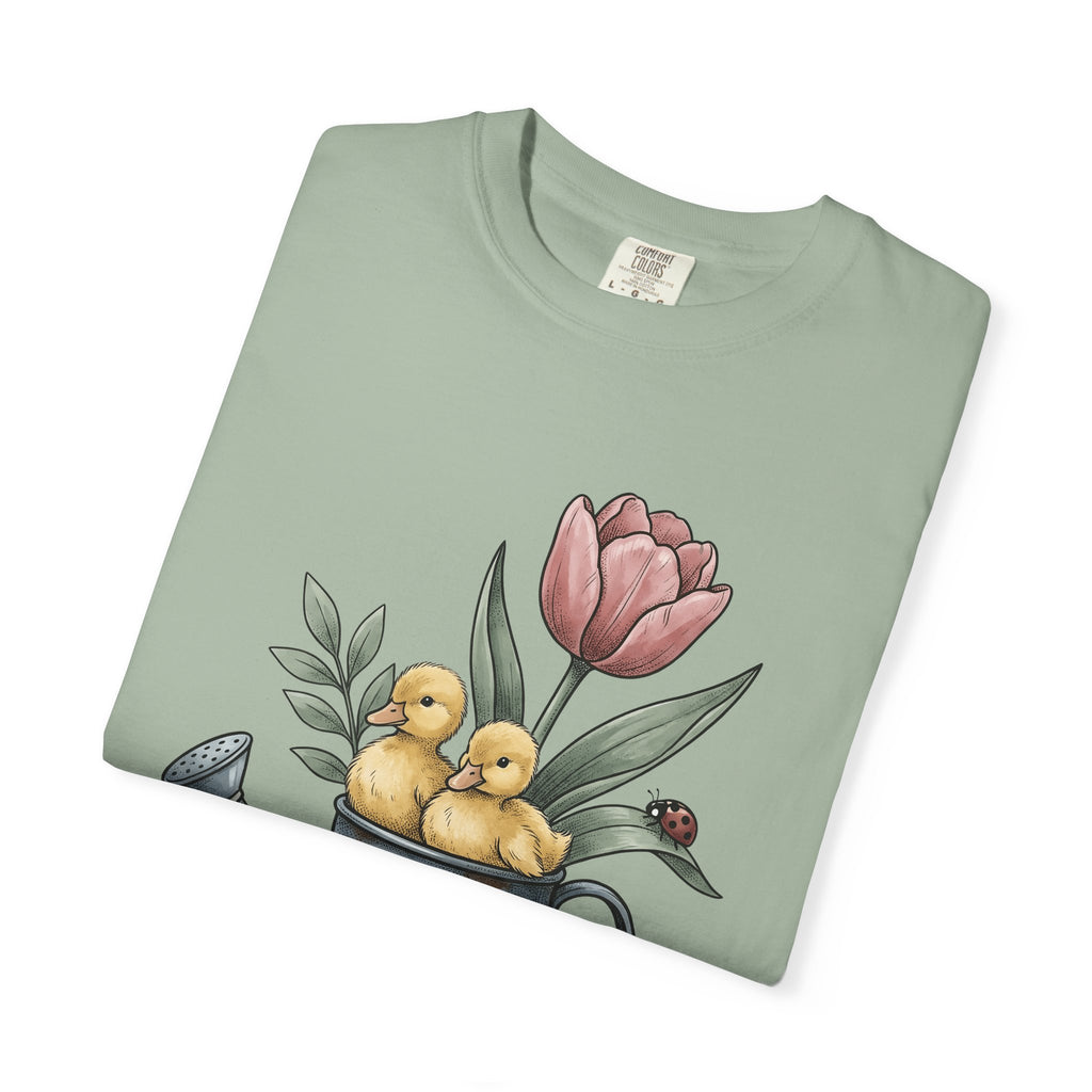 Baby Ducks Watering Pot T-Shirt Easter Garden Gift Women Sketch T-Shirt Duckling T-Shirt Spring Fan Doodle T-Shirt Gardening Graphic Retro Flower