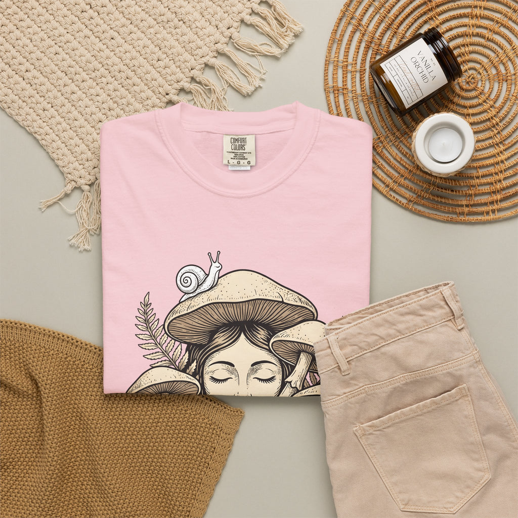 Mushroom Woman T-Shirt Boho Chic Nature Gift Women Line Art T-Shirt Fungus T-Shirt Hippie Fan Minimalist T-Shirt Earth Graphic Vintage Snail T-Shirt