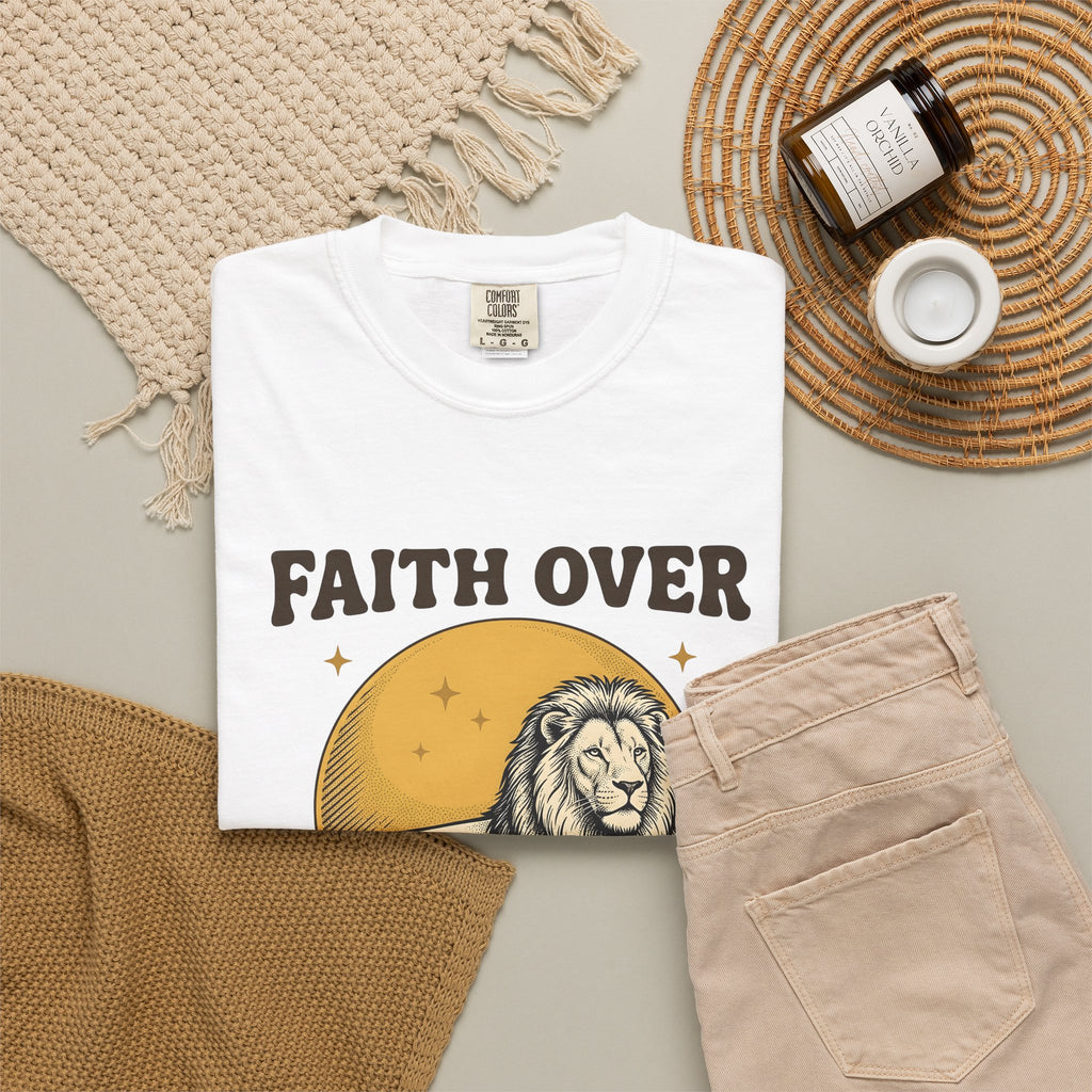 Lion Art T-Shirt Animal Uplift Gift Women Heritage T-Shirt Lion T-Shirt Wildlife Fan Vintage T-Shirt Inspirational Graphic Retro-Inspired Sunlight