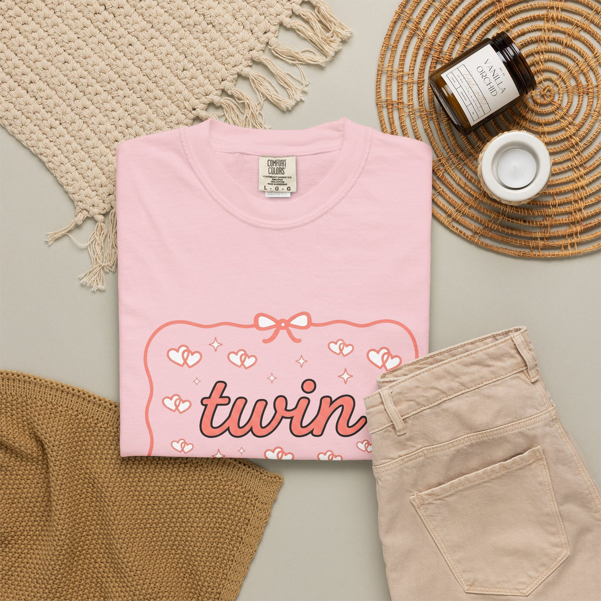 Romantic Motif T-Shirt Moms Kin Gift Women Playful T-Shirt Love T-Shirt Motherhood Fan Whimsical T-Shirt Family Graphic Outline Knot T-Shirt