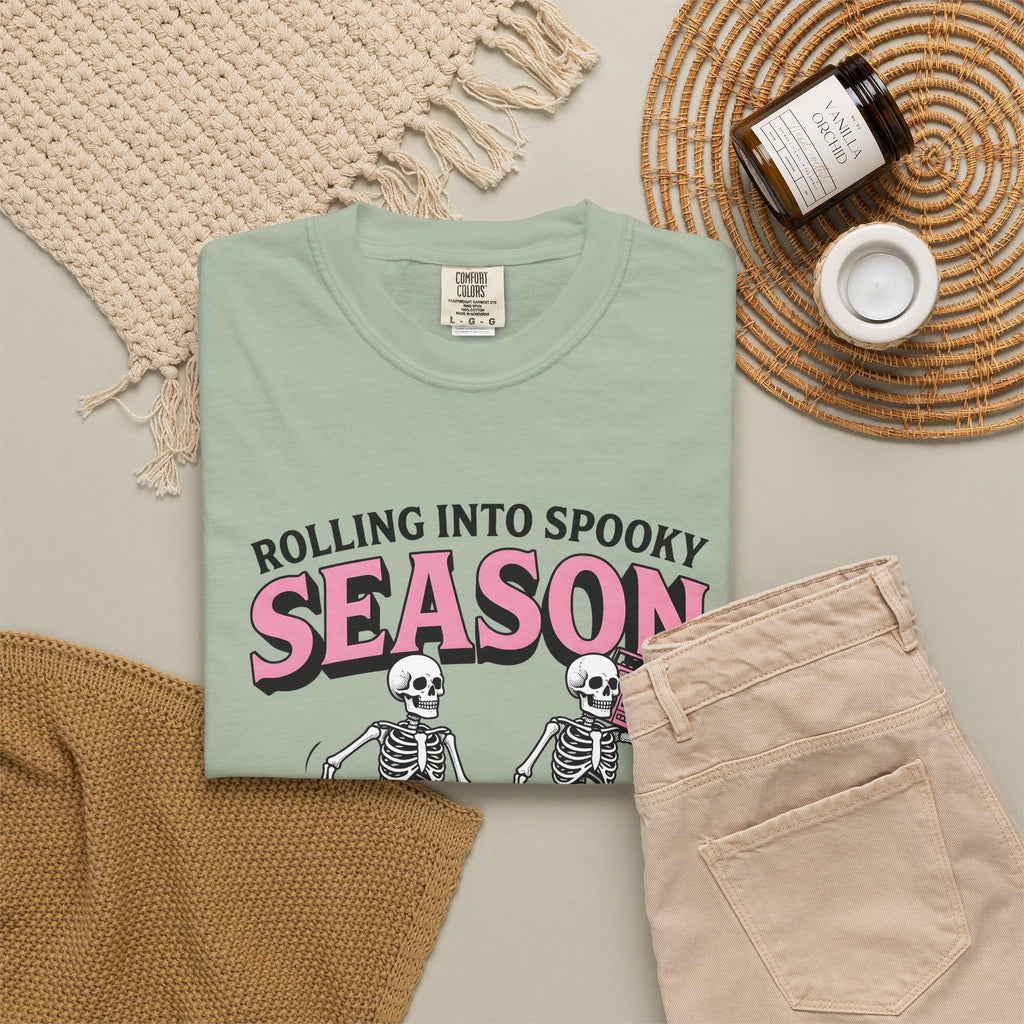 Skull Roller Skate T-Shirt Halloween Celebration Gift Women Vintage T-Shirt Roller Skating T-Shirt Spooky Fan Retro T-Shirt
