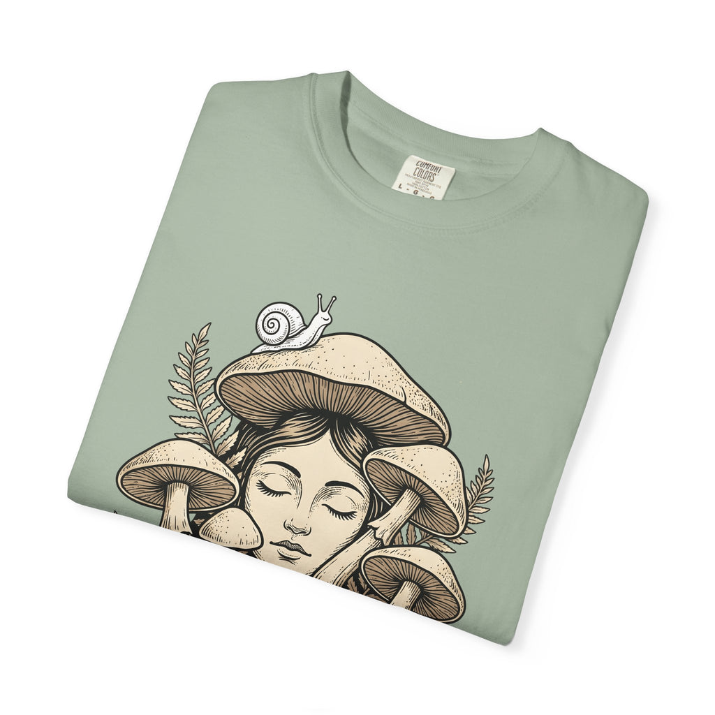 Mushroom Woman T-Shirt Boho Chic Nature Gift Women Line Art T-Shirt Fungus T-Shirt Hippie Fan Minimalist T-Shirt Earth Graphic Vintage Snail T-Shirt