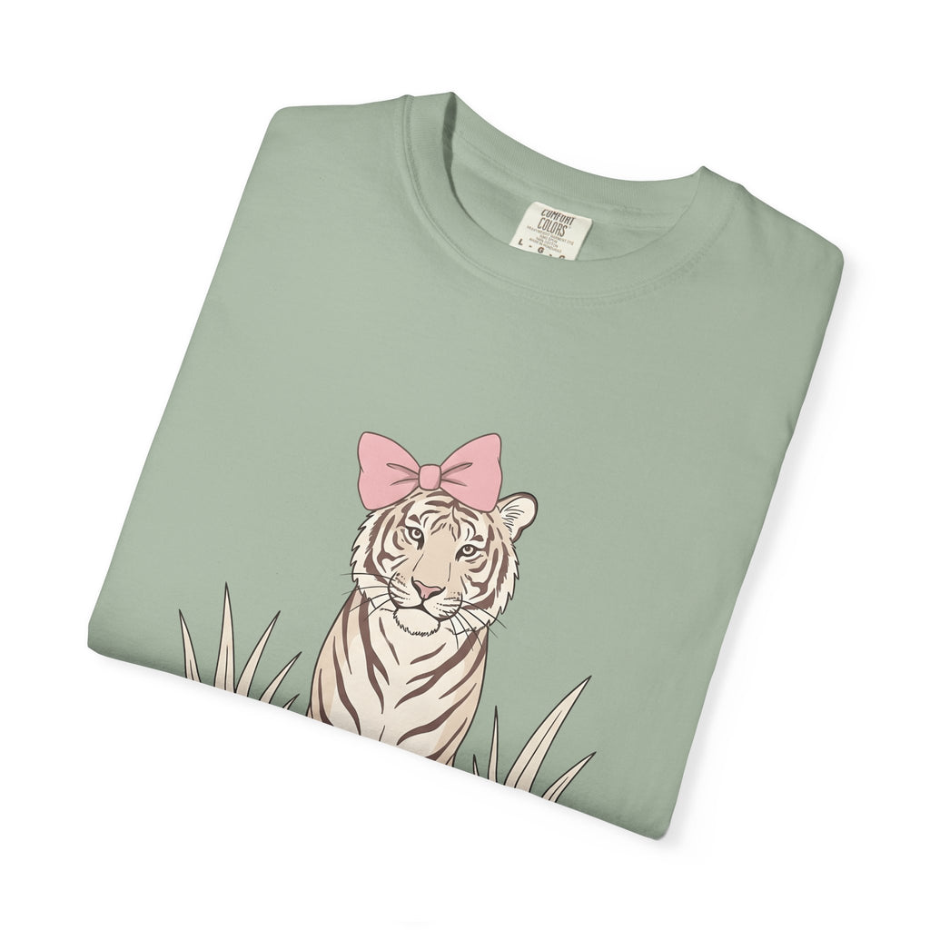Tiger Bow Cute Animal Gift Minimalist Ribbon Adorable Fan Simple Wildlife Hand Drawn Grass T-Shirt