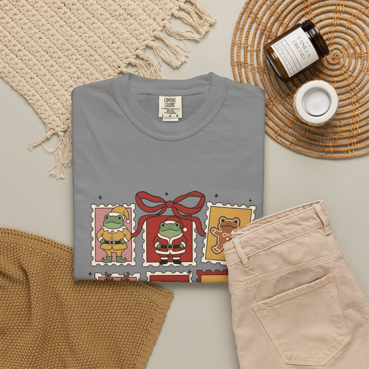 Frog Holiday Stamps T-Shirt Christmas Pets Gift Women Cute T-Shirt Toad T-Shirt Christmas Fan Kawaii T-Shirt Animal Graphic Vintage Festive Wreath