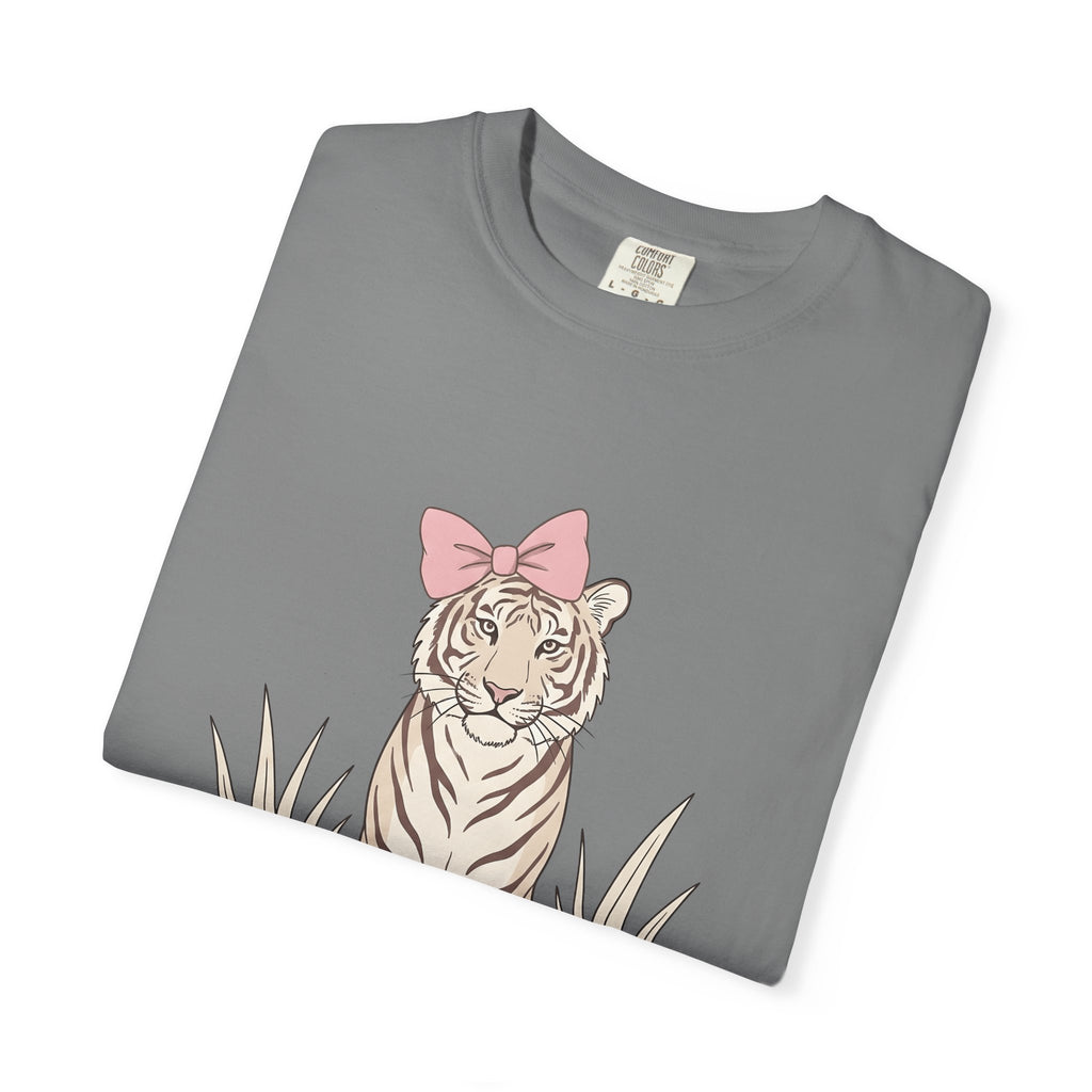 Tiger Bow Cute Animal Gift Minimalist Ribbon Adorable Fan Simple Wildlife Hand Drawn Grass T-Shirt