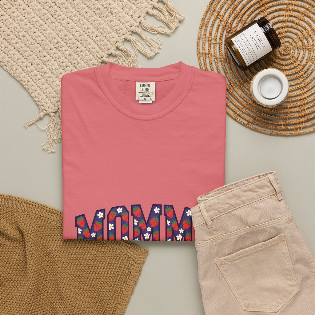 Strawberry Floral Text T-Shirt Moms Family Gift Women Playful T-Shirt Floral Text T-Shirt Motherhood Fan Whimsical T-Shirt Clan Graphic Retro Daisy