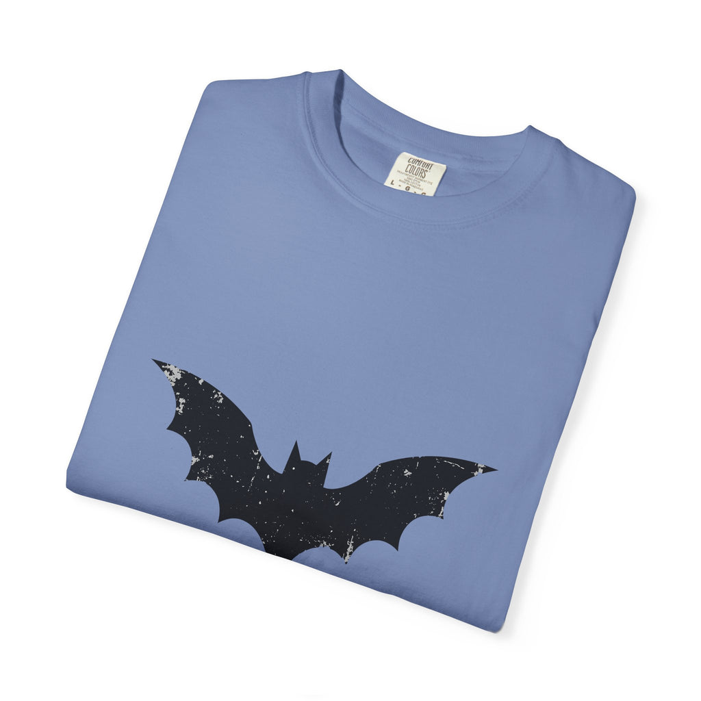 Bat Halloween Horror Gift Vintage Flying Creature Spooky Fan Dark Macabre Simple T-Shirt