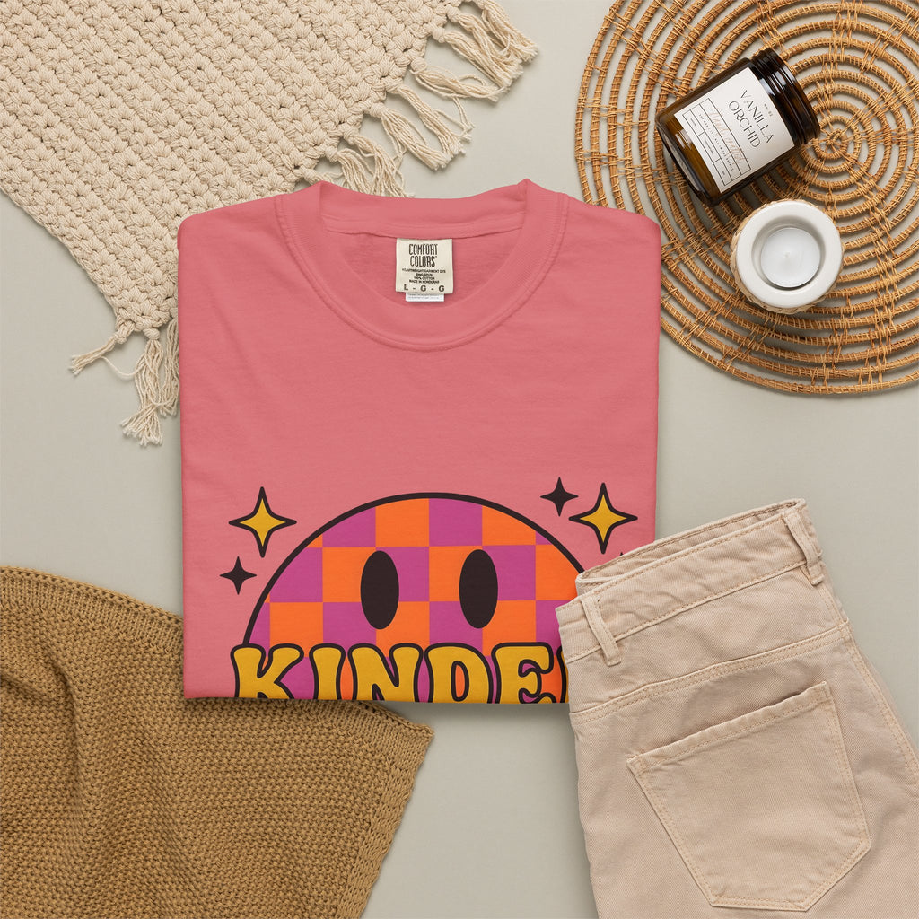 Grin Icon Teachers Inspiration Gift Nostalgic Smiley Educator Enthusiast Vintage Motivational T-Shirt