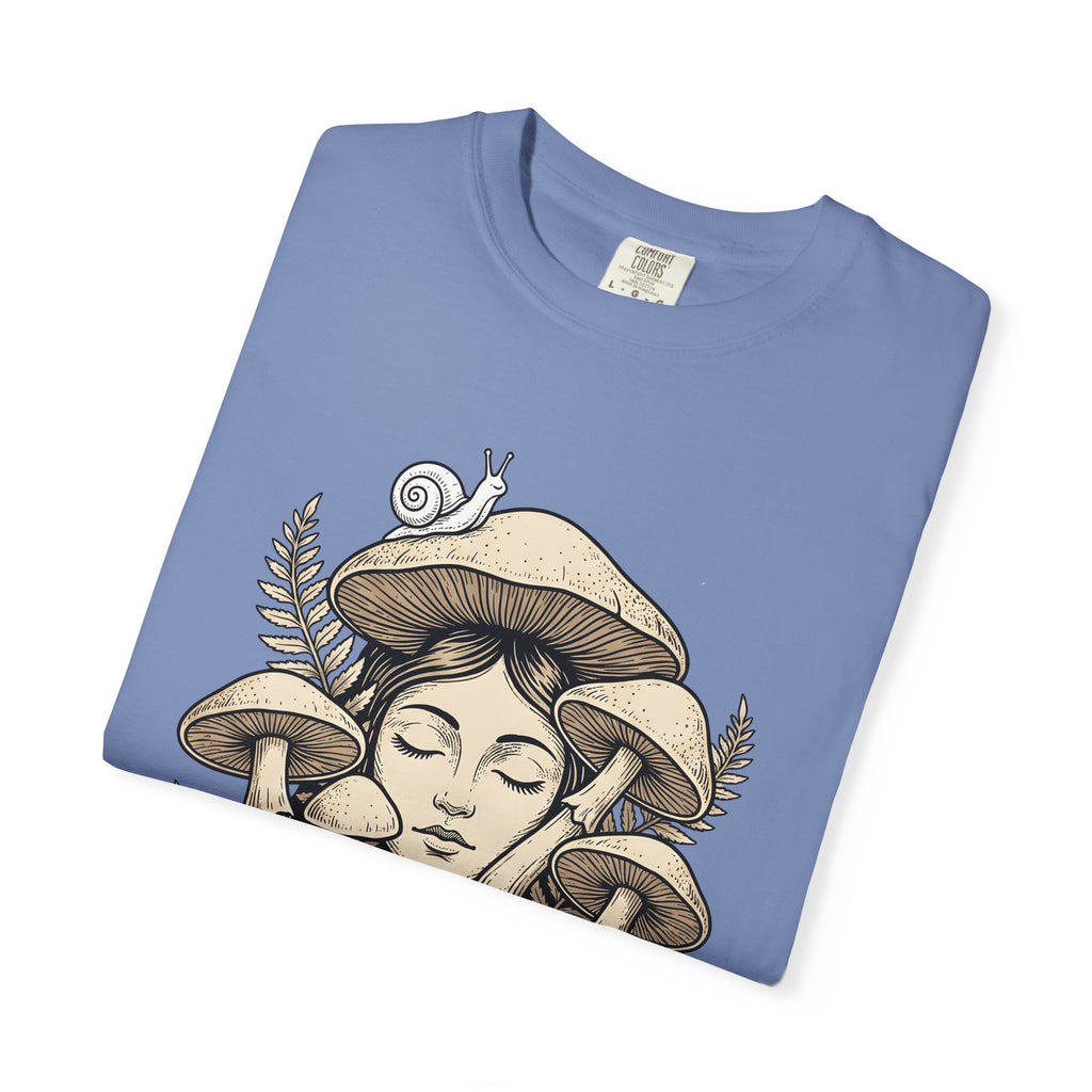 Mushroom Woman T-Shirt Boho Chic Nature Gift Women Line Art T-Shirt Fungus T-Shirt Hippie Fan Minimalist T-Shirt Earth Graphic Vintage Snail T-Shirt