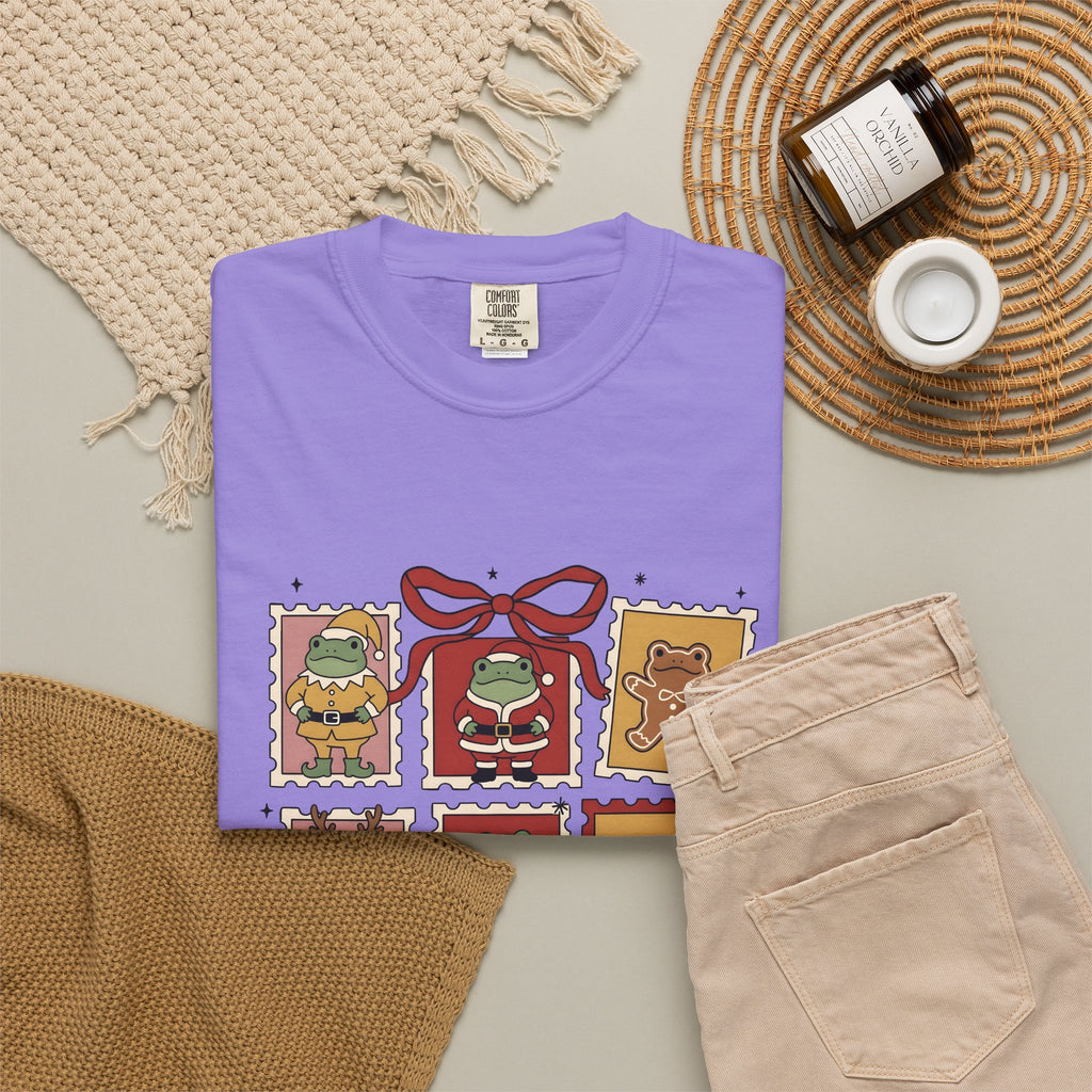 Frog Holiday Stamps T-Shirt Christmas Pets Gift Women Cute T-Shirt Toad T-Shirt Christmas Fan Kawaii T-Shirt Animal Graphic Vintage Festive Wreath