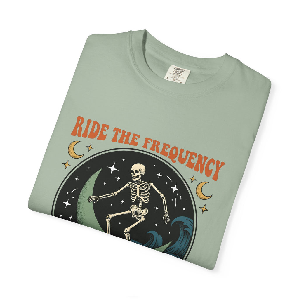 Skeleton Wave Riding Surfing Universe Gift Nostalgic Surfing Surfer Surf Enthusiast Retro Galaxy Classic T-Shirt