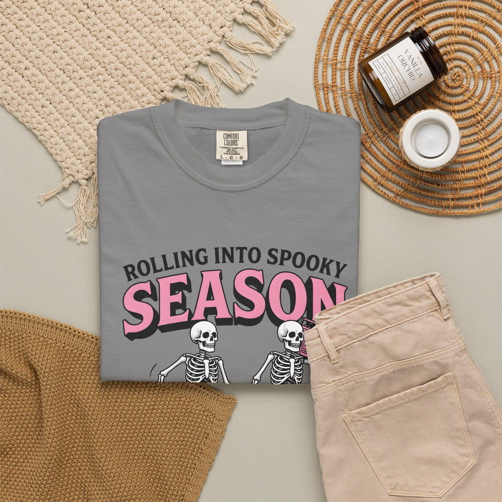 Skull Roller Skate T-Shirt Halloween Celebration Gift Women Vintage T-Shirt Roller Skating T-Shirt Spooky Fan Retro T-Shirt