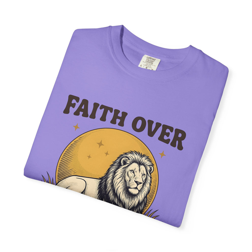 Lion Art T-Shirt Animal Uplift Gift Women Heritage T-Shirt Lion T-Shirt Wildlife Fan Vintage T-Shirt Inspirational Graphic Retro-Inspired Sunlight