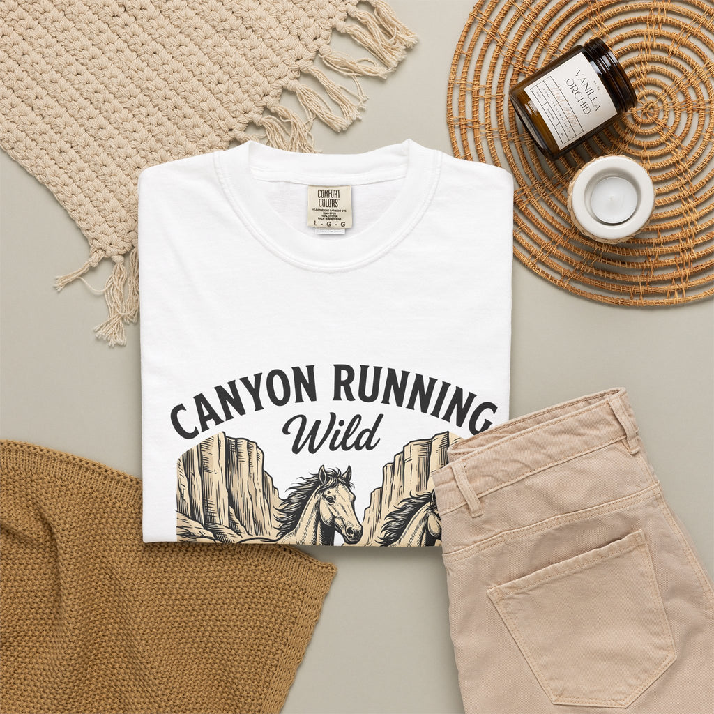 Wild Mustang T-Shirt Cowgirl Rodeo Gift Women Distressed T-Shirt Mustang T-Shirt Cowgirl Fan Vintage T-Shirt Rodeo Graphic Line Art Rock Formation