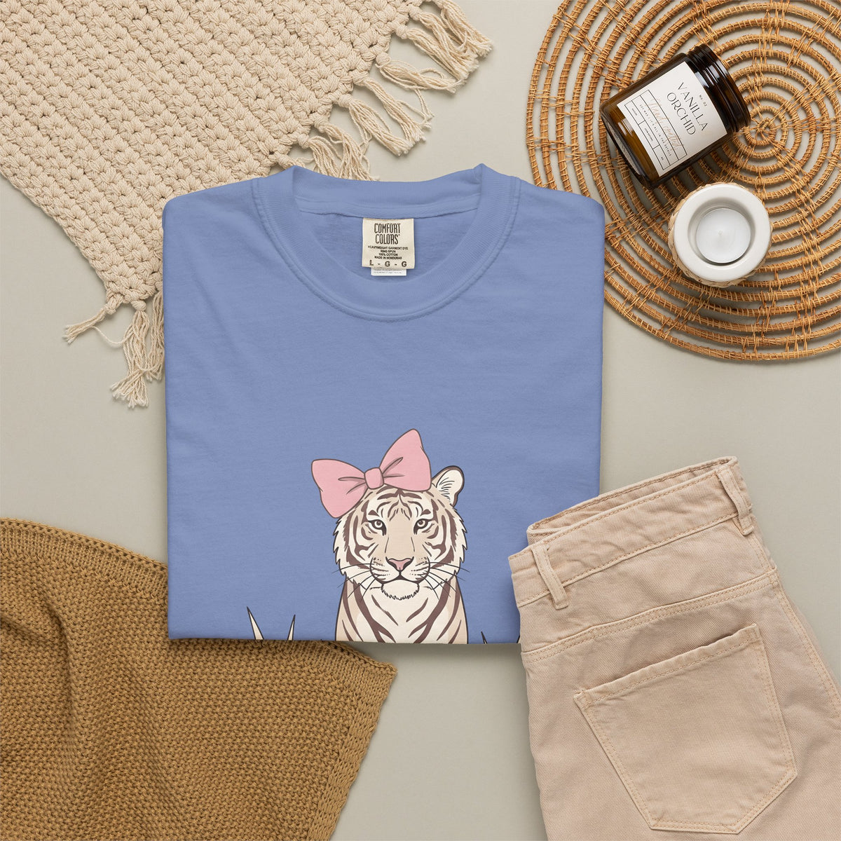 Tiger Bow Cute Animal Gift Minimalist Ribbon Adorable Fan Simple Wildlife Hand Drawn Grass T-Shirt