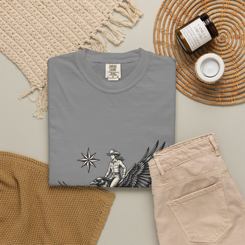 Cowgirl On Raven Cowgirl Travel Gift Country Horsewoman Cowboy Fan Rustic Adventure Retro T-Shirt