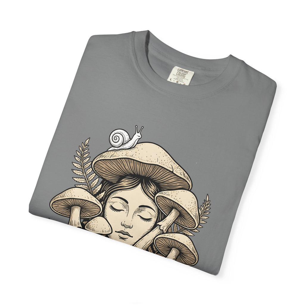 Mushroom Woman T-Shirt Boho Chic Nature Gift Women Line Art T-Shirt Fungus T-Shirt Hippie Fan Minimalist T-Shirt Earth Graphic Vintage Snail T-Shirt
