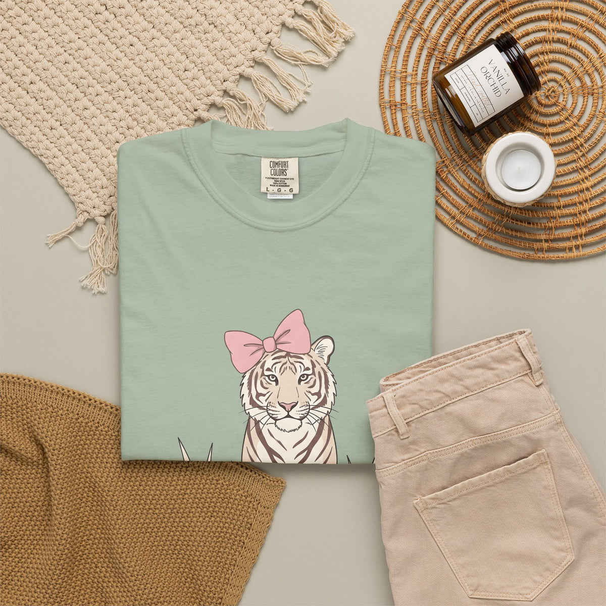 Tiger Bow Cute Animal Gift Minimalist Ribbon Adorable Fan Simple Wildlife Hand Drawn Grass T-Shirt