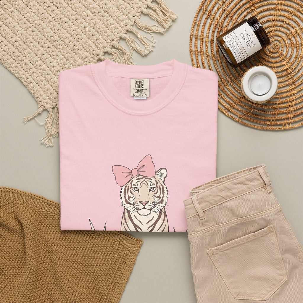 Tiger Bow Cute Animal Gift Minimalist Ribbon Adorable Fan Simple Wildlife Hand Drawn Grass T-Shirt