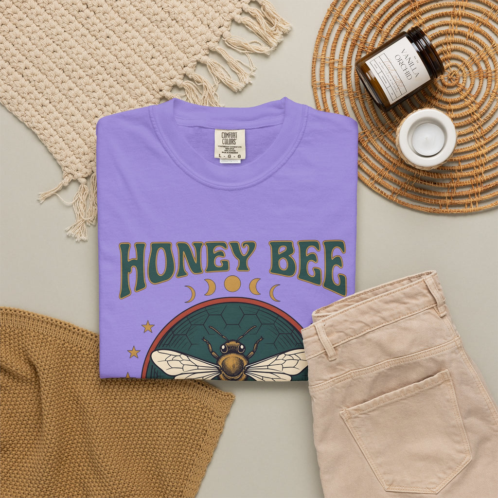 Honey Bee T-Shirt Boho Chic Nature Gift Women Vintage T-Shirt Bee T-Shirt Bohemian Fan Distressed Graphic Illustration Retro Stars T-Shirt