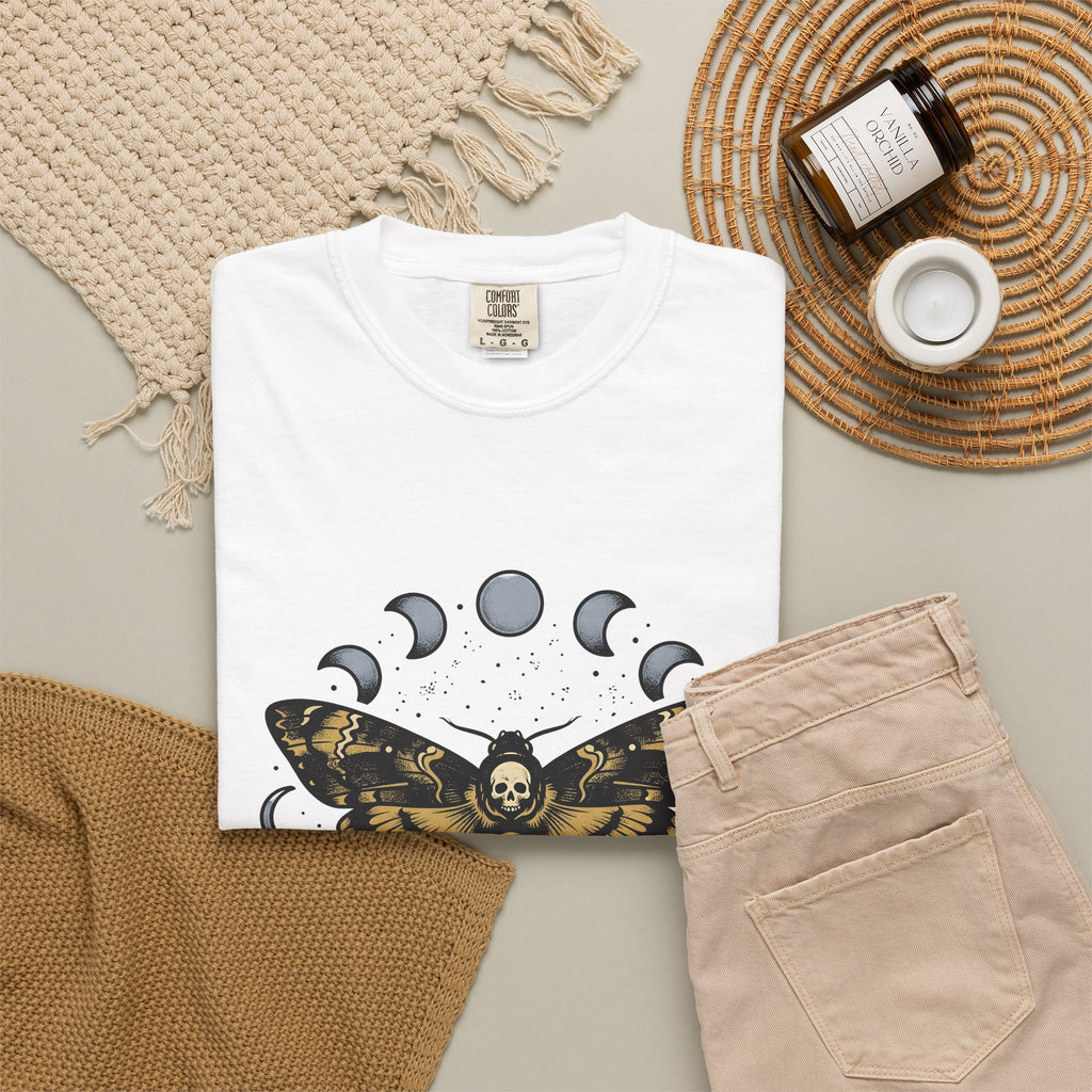 Night Moth T-Shirt Halloween Witchcraft Gift Women Horror T-Shirt Moth T-Shirt Halloween Fan Spooky T-Shirt Occult Graphic Classic Moon Cycle