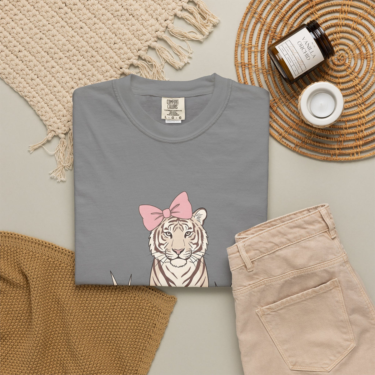 Tiger Bow Cute Animal Gift Minimalist Ribbon Adorable Fan Simple Wildlife Hand Drawn Grass T-Shirt