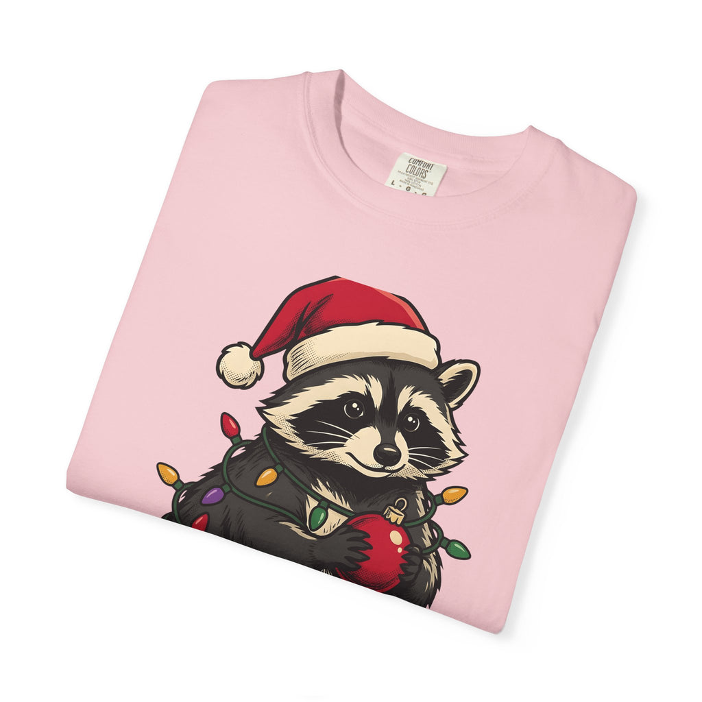 Raccoon Holiday Hat T-Shirt Christmas Creatures Gift Women Comic T-Shirt Trash Panda T-Shirt Xmas Fan Cartoon T-Shirt Animal Graphic Line Art
