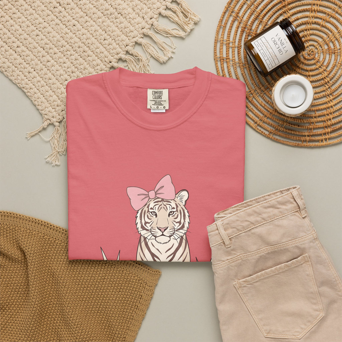 Tiger Bow Cute Animal Gift Minimalist Ribbon Adorable Fan Simple Wildlife Hand Drawn Grass T-Shirt