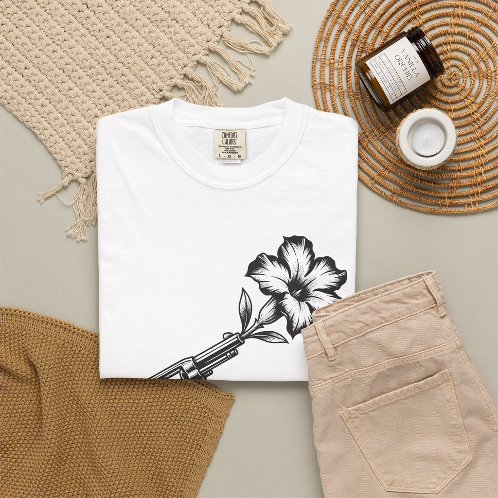 Revolver Flower T-Shirt Cowgirl Western Gift Women Tattoo T-Shirt Gunflower T-Shirt Rodeo Fan Traditional T-Shirt Country Graphic Vintage Hibiscus