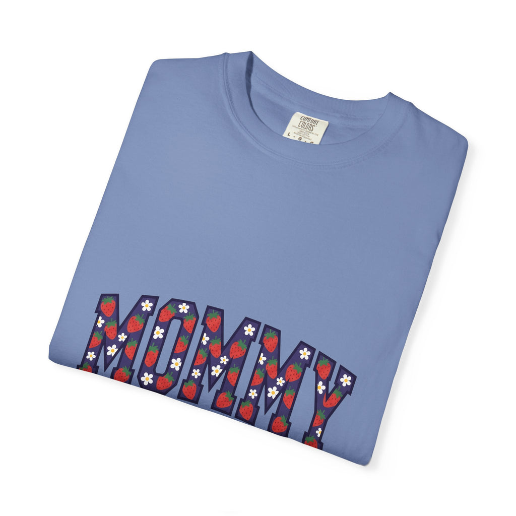 Strawberry Floral Text T-Shirt Moms Family Gift Women Playful T-Shirt Floral Text T-Shirt Motherhood Fan Whimsical T-Shirt Clan Graphic Retro Daisy