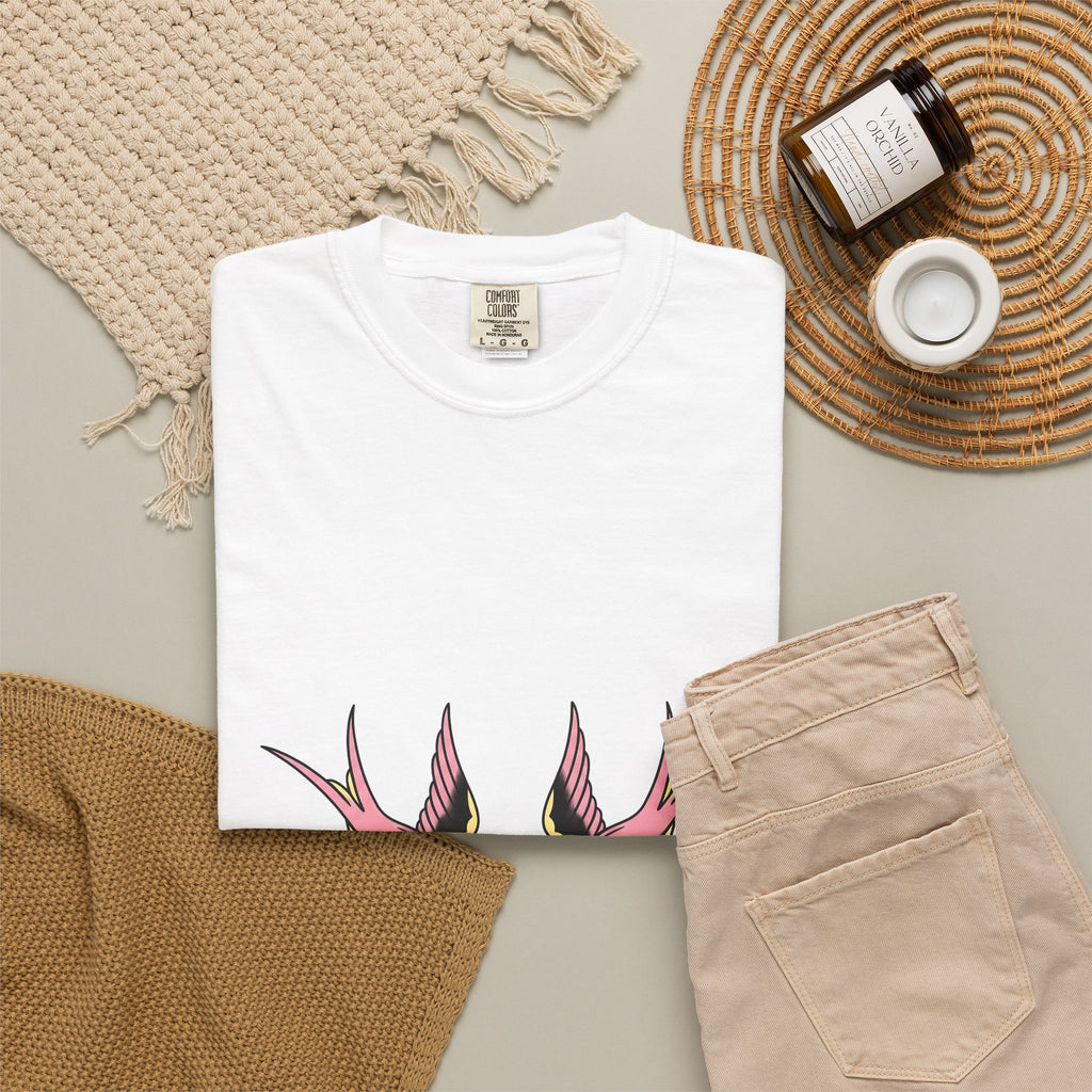 Swallow Birds T-Shirt Cute Wildlife Gift Women Old School T-Shirt Swallows T-Shirt Adorable Fan Vintage T-Shirt Animal Graphic Retro Wings T-Shirt