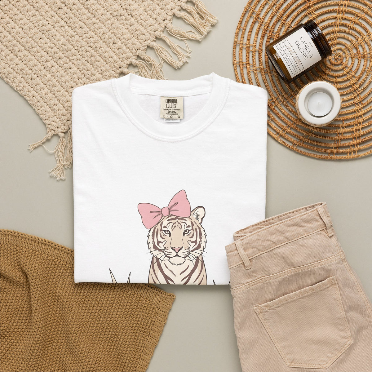 Tiger Bow Cute Animal Gift Minimalist Ribbon Adorable Fan Simple Wildlife Hand Drawn Grass T-Shirt