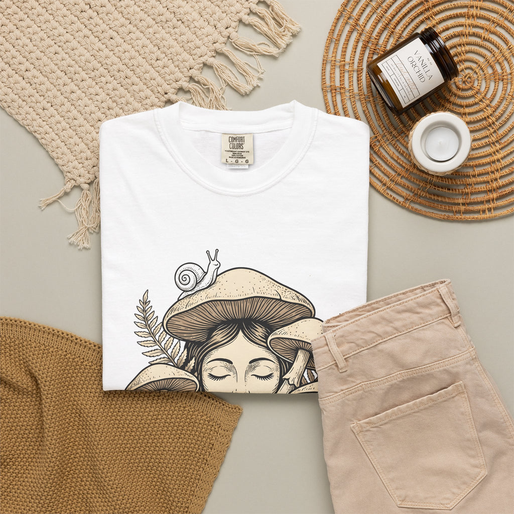 Mushroom Woman T-Shirt Boho Chic Nature Gift Women Line Art T-Shirt Fungus T-Shirt Hippie Fan Minimalist T-Shirt Earth Graphic Vintage Snail T-Shirt