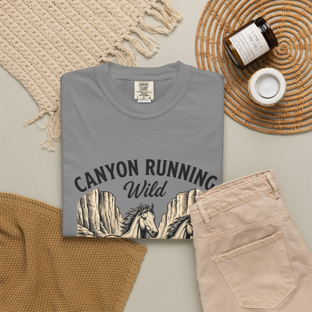 Wild Mustang T-Shirt Cowgirl Rodeo Gift Women Distressed T-Shirt Mustang T-Shirt Cowgirl Fan Vintage T-Shirt Rodeo Graphic Line Art Rock Formation