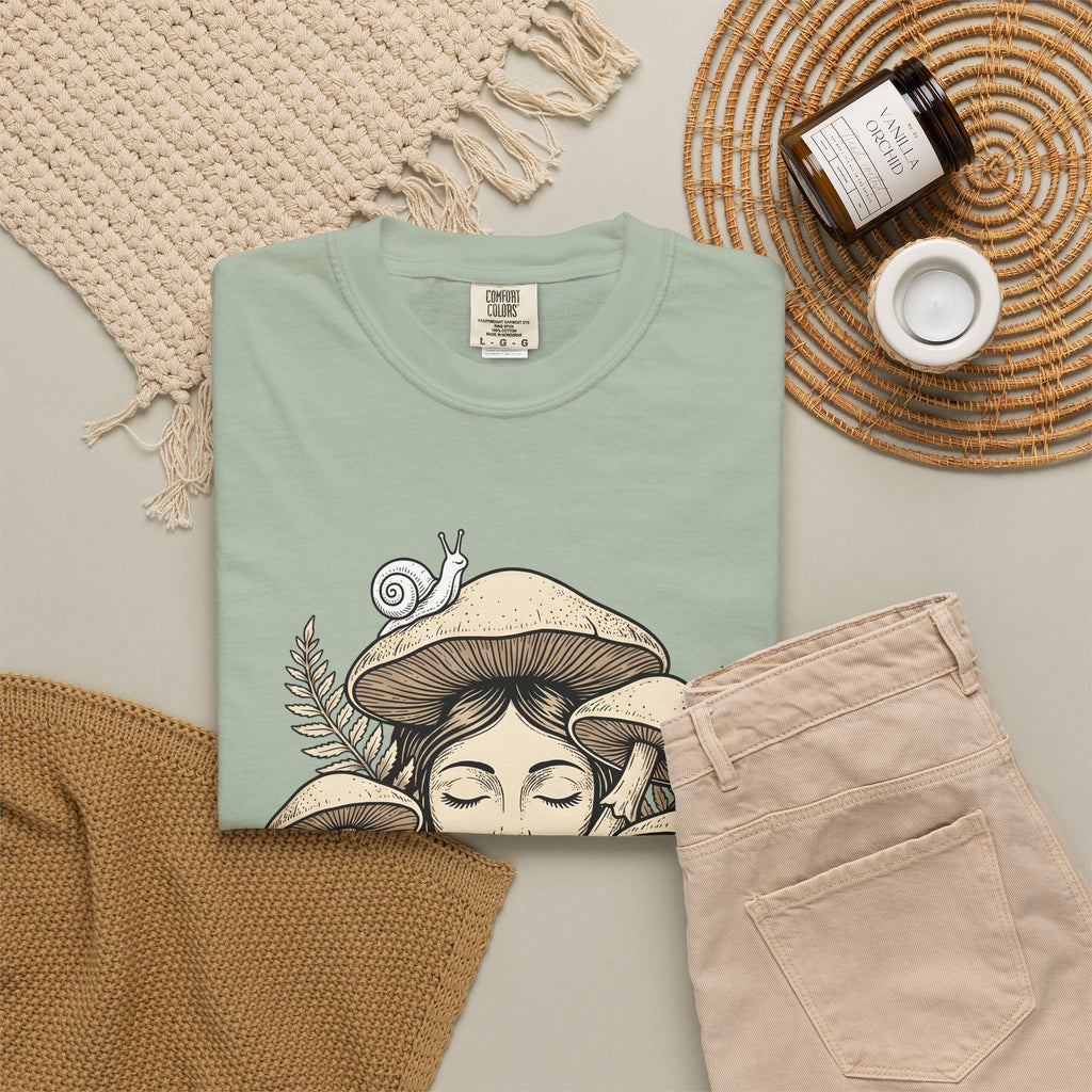 Mushroom Woman T-Shirt Boho Chic Nature Gift Women Line Art T-Shirt Fungus T-Shirt Hippie Fan Minimalist T-Shirt Earth Graphic Vintage Snail T-Shirt