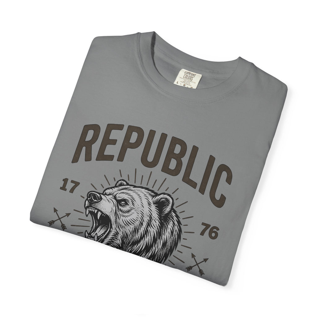 Bear Face T-Shirt America Flag Gift Women Retro T-Shirt Ursine T-Shirt Patriot Fan Vintage T-Shirt Banner Graphic Sketch Arrow T-Shirt