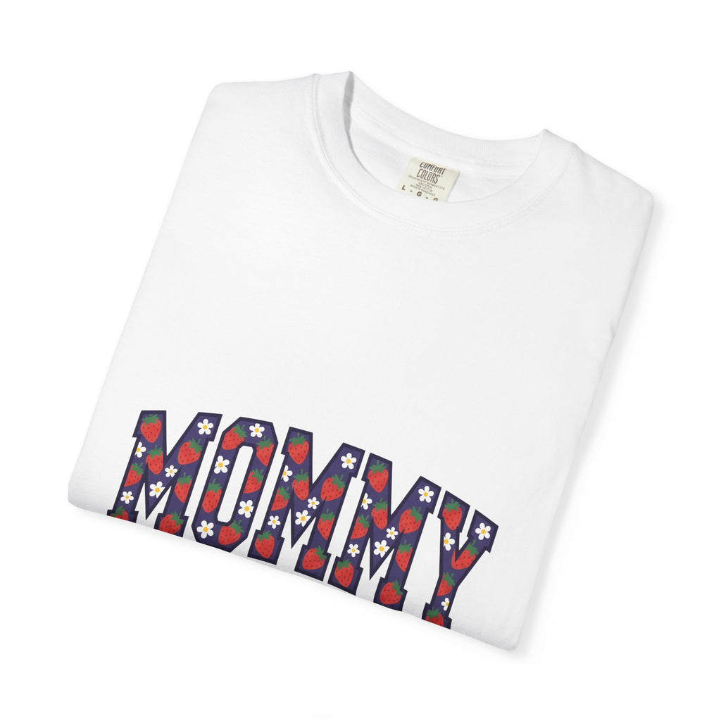 Strawberry Floral Text T-Shirt Moms Family Gift Women Playful T-Shirt Floral Text T-Shirt Motherhood Fan Whimsical T-Shirt Clan Graphic Retro Daisy