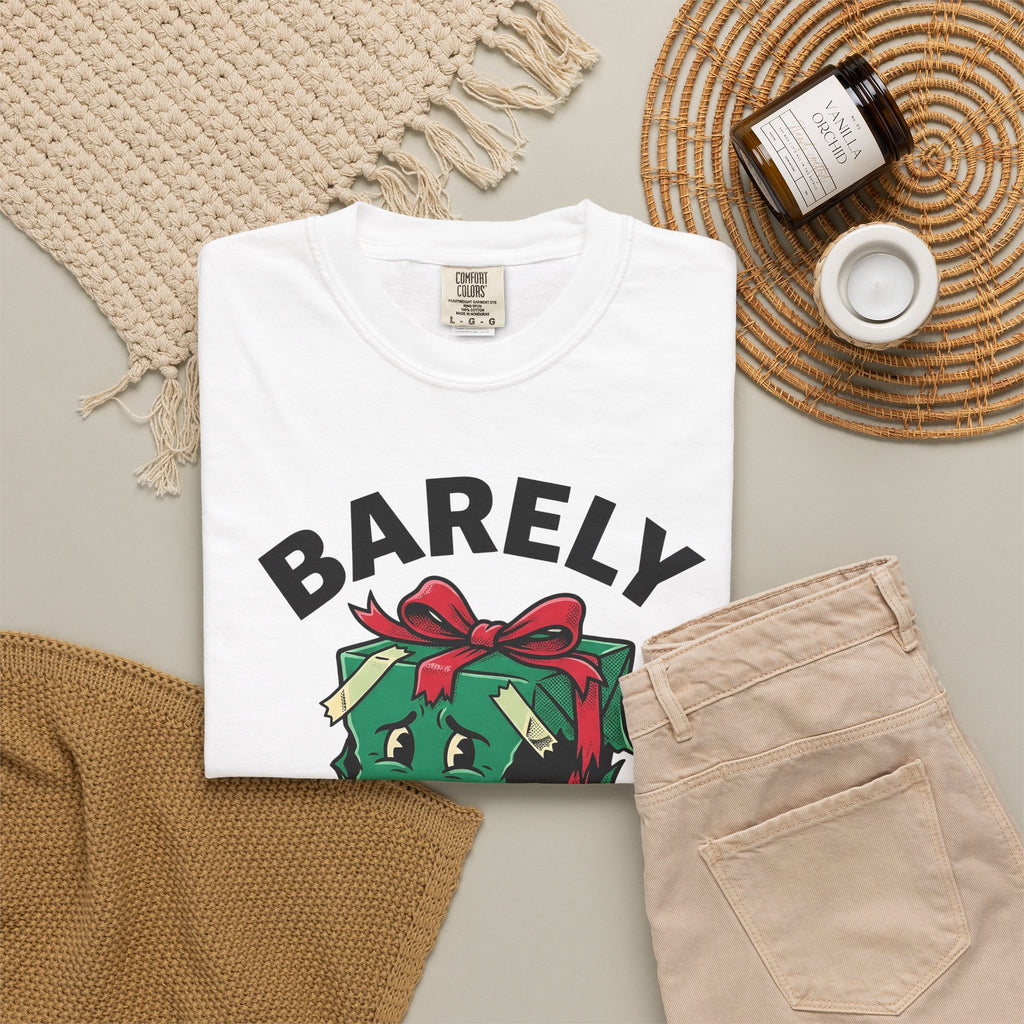 Weathered Package T-Shirt Christmas Comedy Gift Women Animated T-Shirt Parcel T-Shirt Xmas Fan Cartoon T-Shirt Humor Graphic Old School Knot T-Shirt