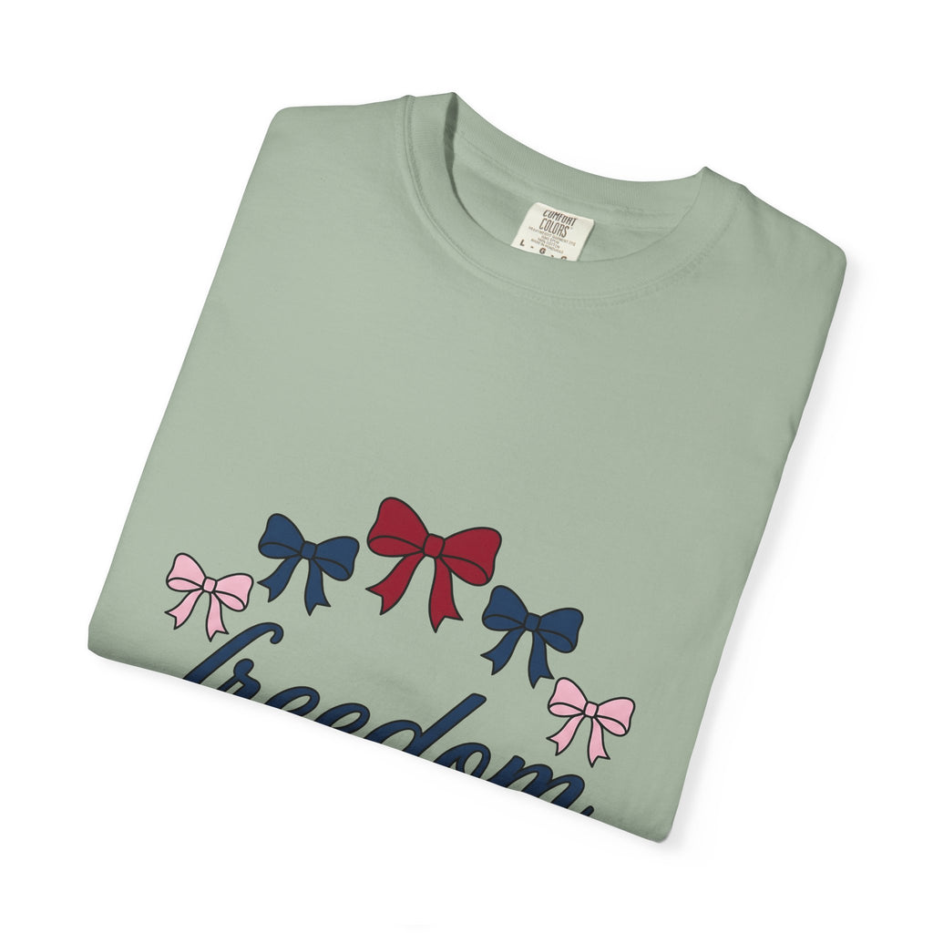 Patriotic Bows T-Shirt America Holiday Gift Women Minimalist T-Shirt Ribbons T-Shirt American Fan Simple T-Shirt Celebration Graphic Retro Script