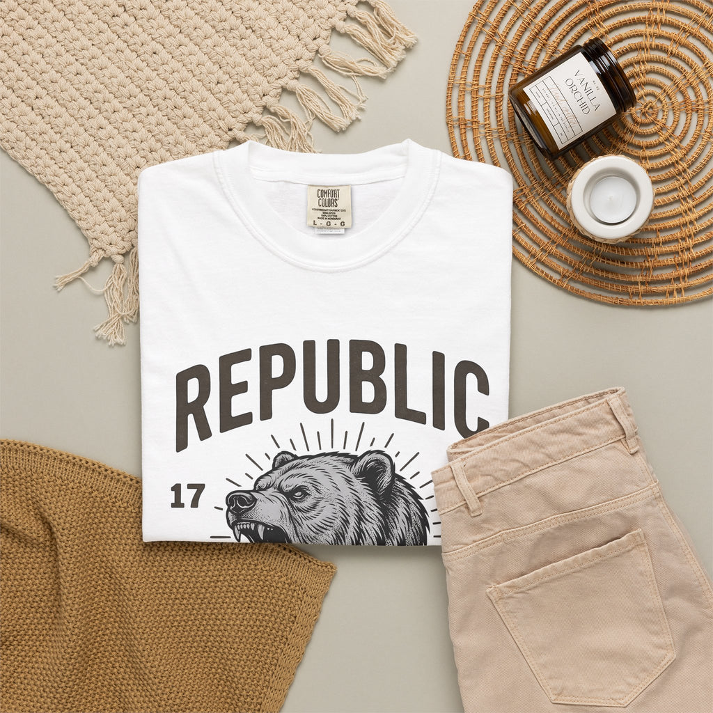 Bear Face T-Shirt America Flag Gift Women Retro T-Shirt Ursine T-Shirt Patriot Fan Vintage T-Shirt Banner Graphic Sketch Arrow T-Shirt