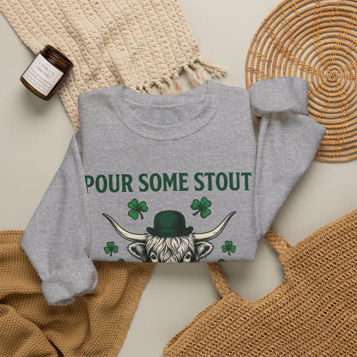Highland Cow Beer Sweatshirt St Patrick's Day Drinking Gift Women Vintage Sweatshirt Beer Sweatshirt St Patricks Fan Retro Sweatshirt Boozy Graphic Hand Drawn