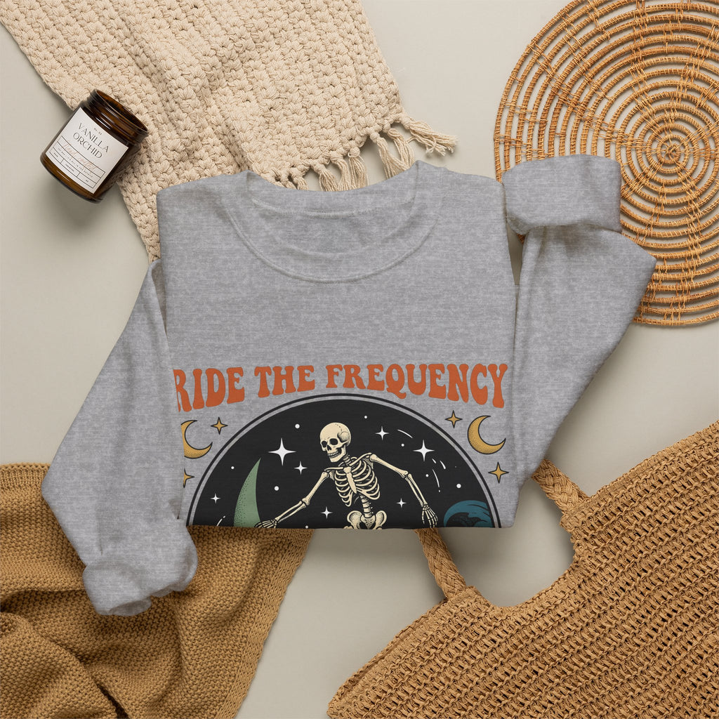 Skeleton Wave Riding Surfing Universe Gift Nostalgic Surfing Surfer Surf Enthusiast Retro Galaxy Classic Sweatshirt