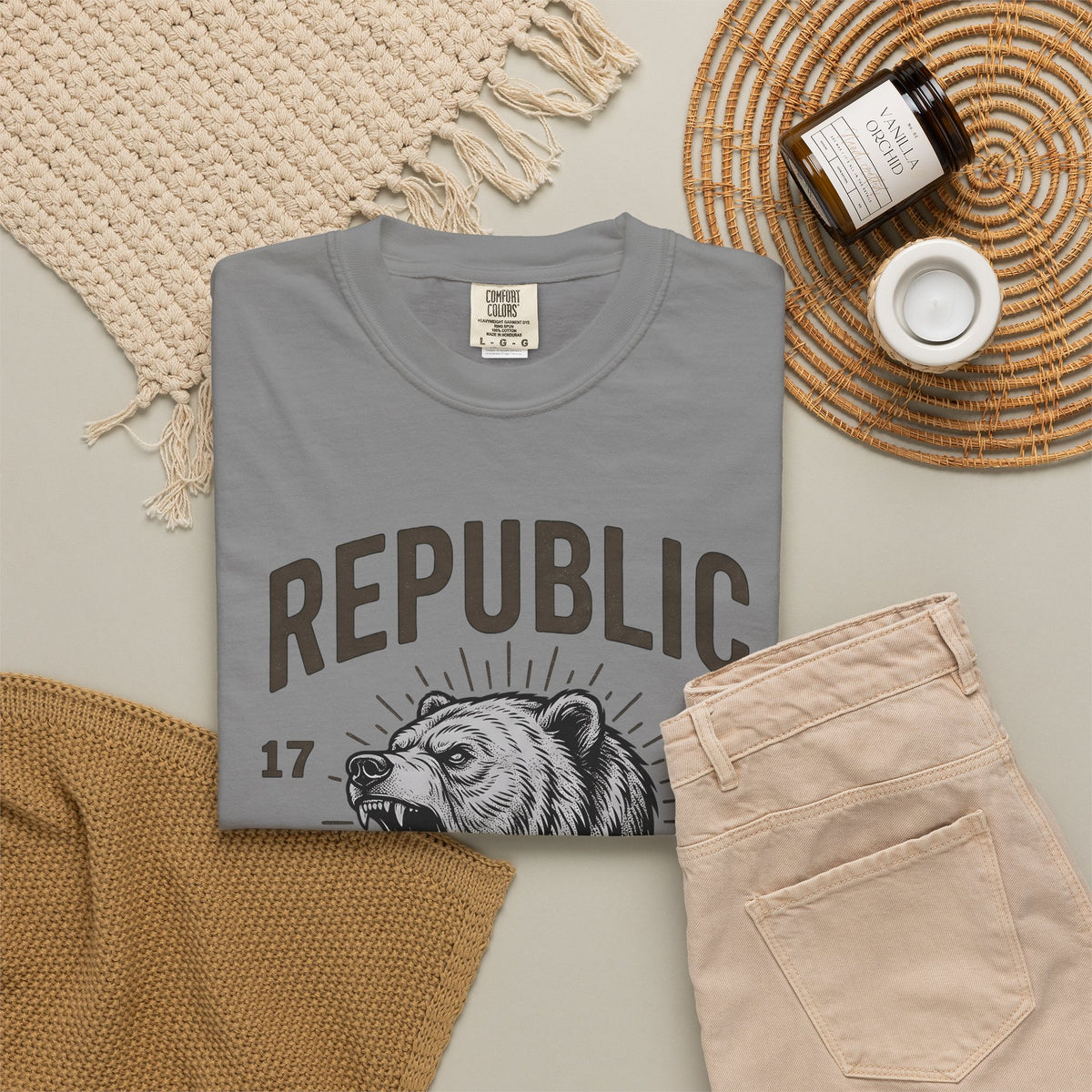 Bear Face T-Shirt America Flag Gift Women Retro T-Shirt Ursine T-Shirt Patriot Fan Vintage T-Shirt Banner Graphic Sketch Arrow T-Shirt
