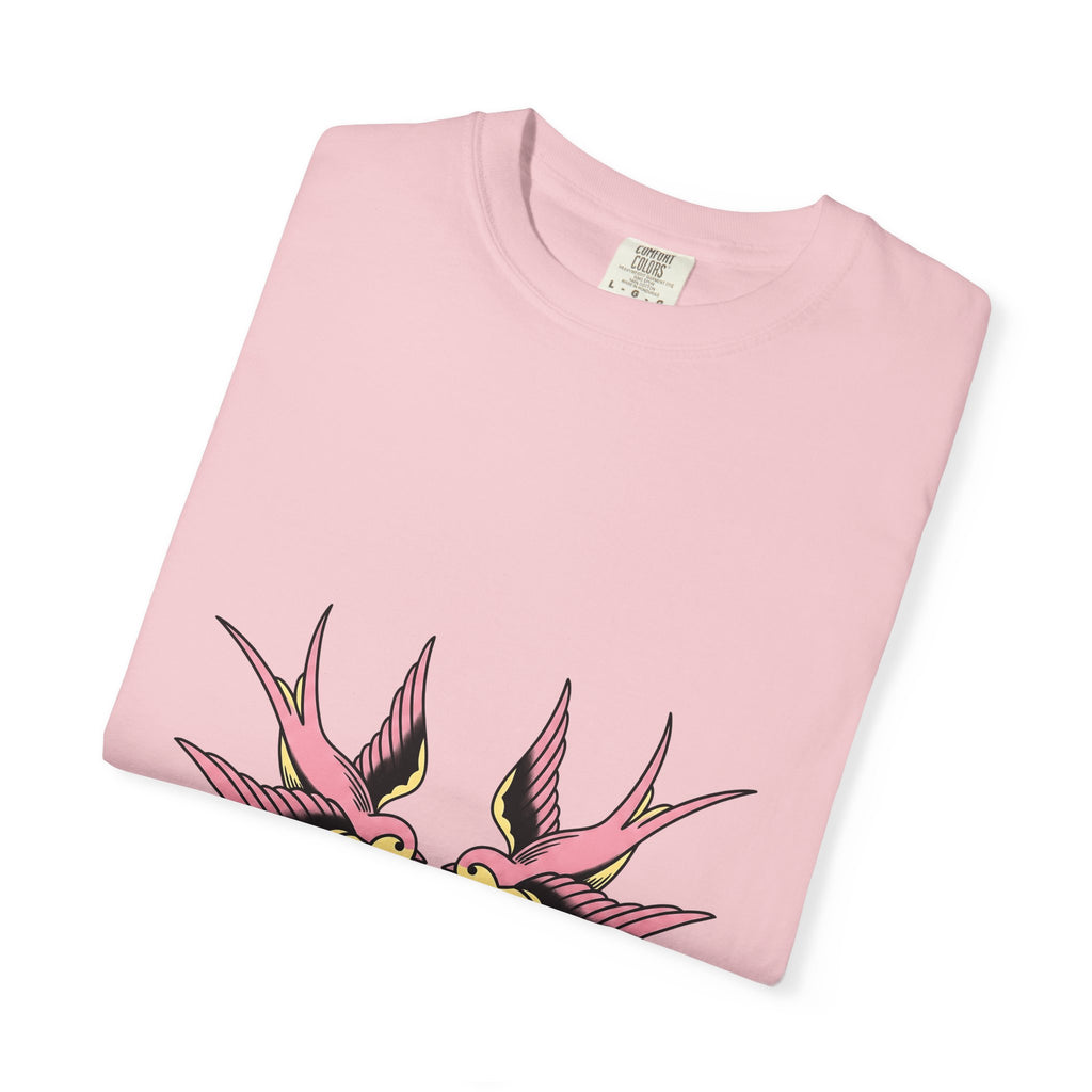 Swallow Birds T-Shirt Cute Wildlife Gift Women Old School T-Shirt Swallows T-Shirt Adorable Fan Vintage T-Shirt Animal Graphic Retro Wings T-Shirt